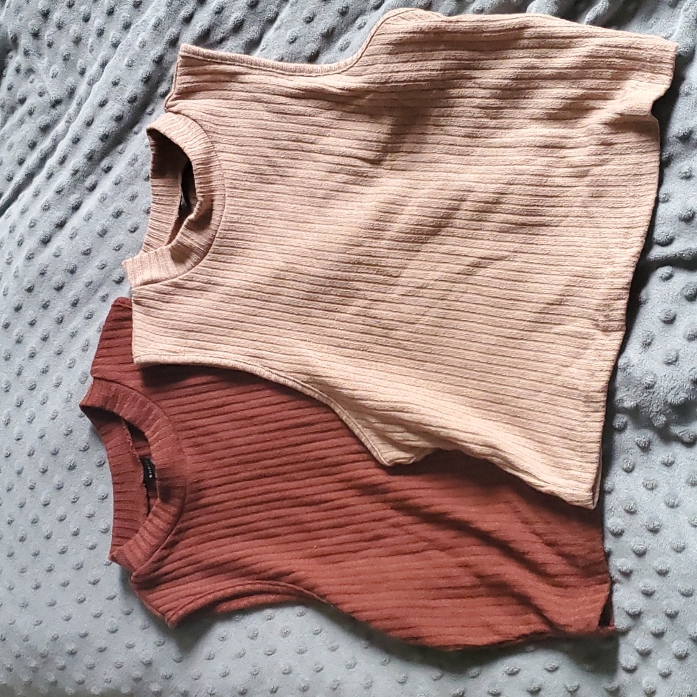 Cropped mock neck sleeveless shirts (set of 2)
